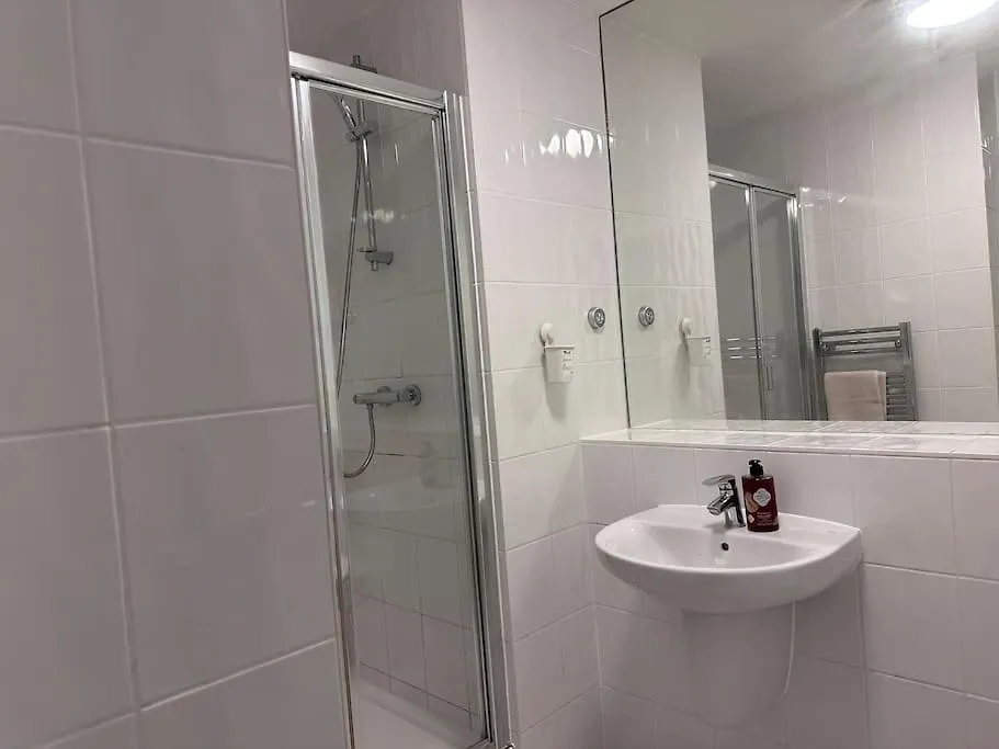 Modern 2 Bed 2 Bath Flat Close To Train Station Belvedere United Kingdom