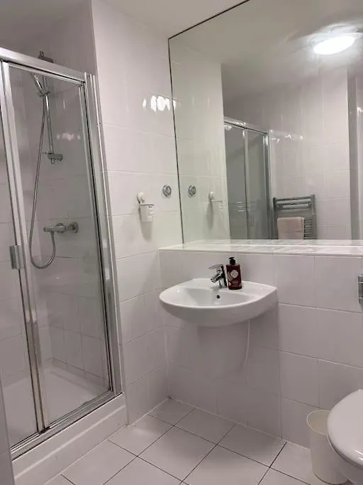 Modern 2 Bed 2 Bath Flat Close To Train Station Belvedere 0*,  United Kingdom