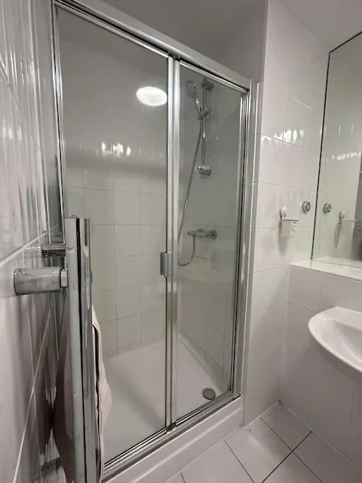Modern 2 Bed 2 Bath Flat Close To Train Station Belvedere Apartment