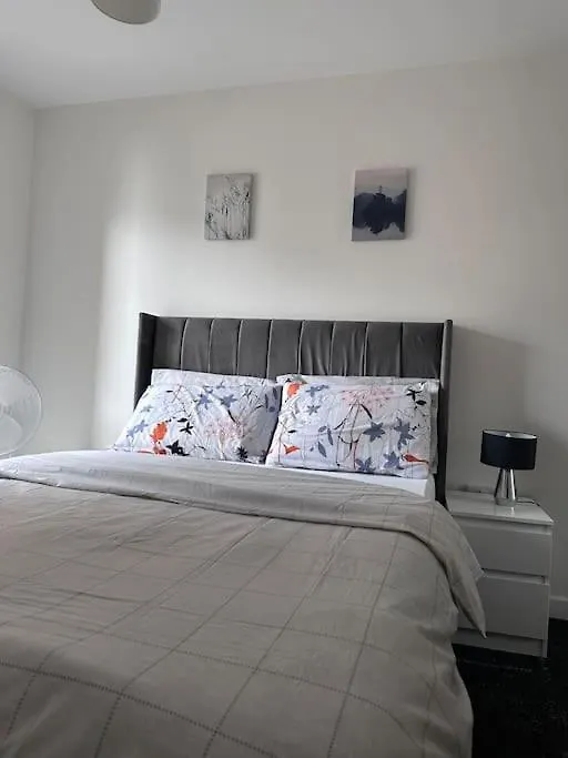 Modern 2 Bed 2 Bath Flat Close To Train Station Belvedere 0*,